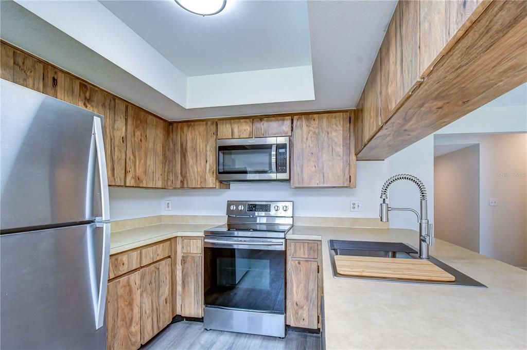 Active With Contract: $419,900 (3 beds, 2 baths, 1543 Square Feet)
