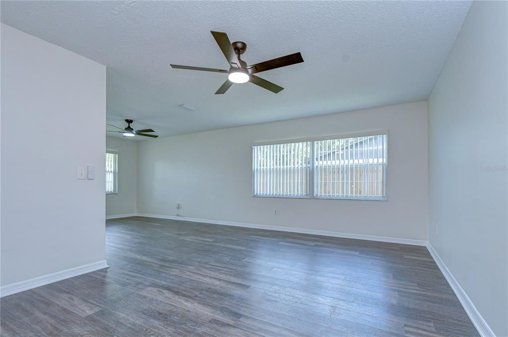 Active With Contract: $419,900 (3 beds, 2 baths, 1543 Square Feet)