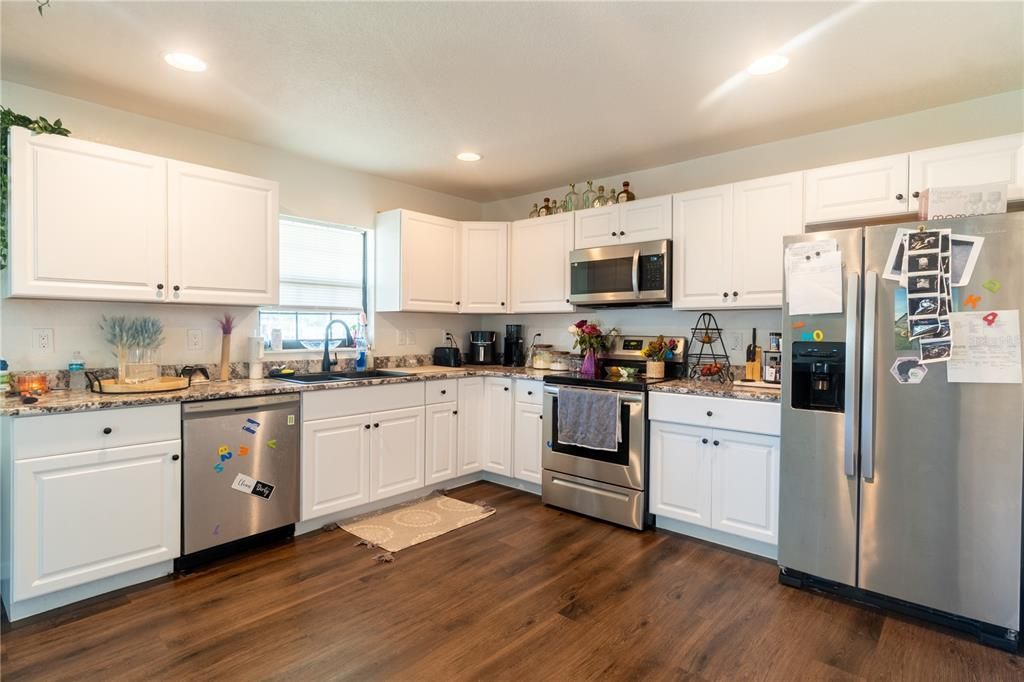 For Sale: $250,000 (3 beds, 2 baths, 1404 Square Feet)