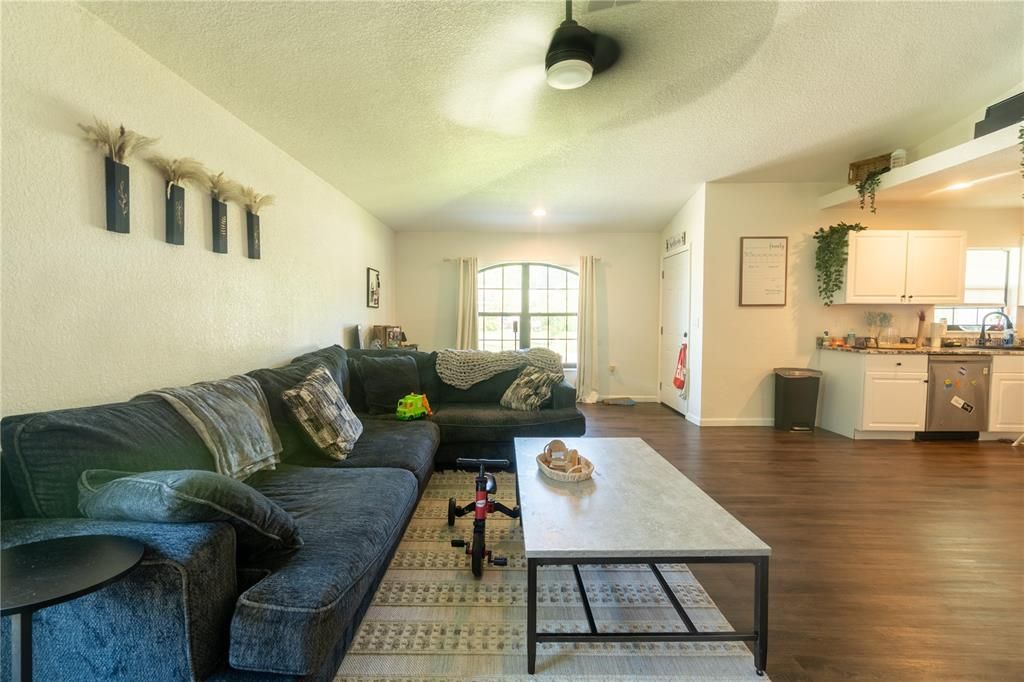 For Sale: $250,000 (3 beds, 2 baths, 1404 Square Feet)