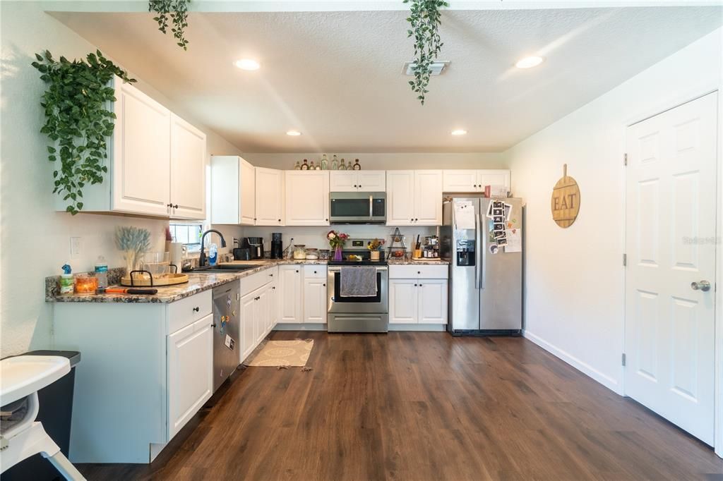For Sale: $250,000 (3 beds, 2 baths, 1404 Square Feet)