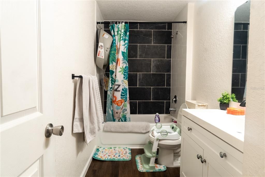 For Sale: $250,000 (3 beds, 2 baths, 1404 Square Feet)