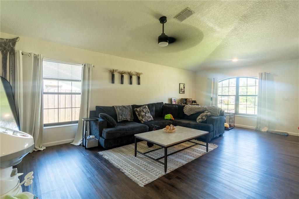 For Sale: $250,000 (3 beds, 2 baths, 1404 Square Feet)