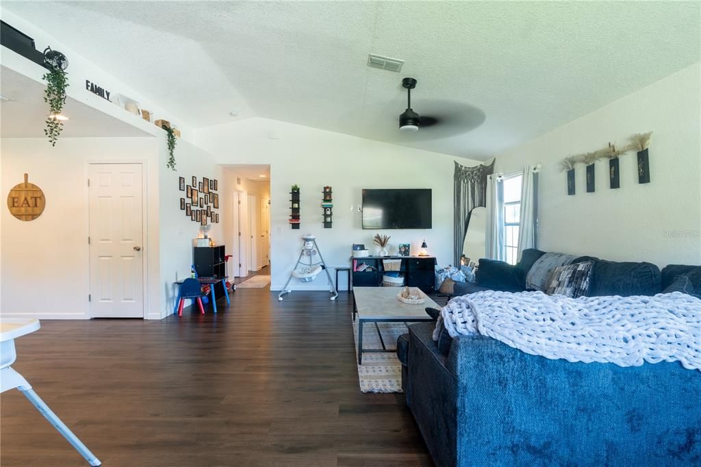 For Sale: $250,000 (3 beds, 2 baths, 1404 Square Feet)