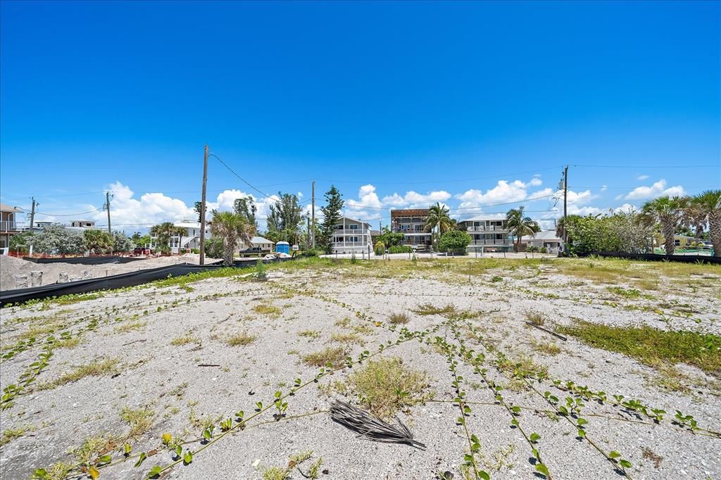 На продажу: $1,249,000 (0.25 acres)