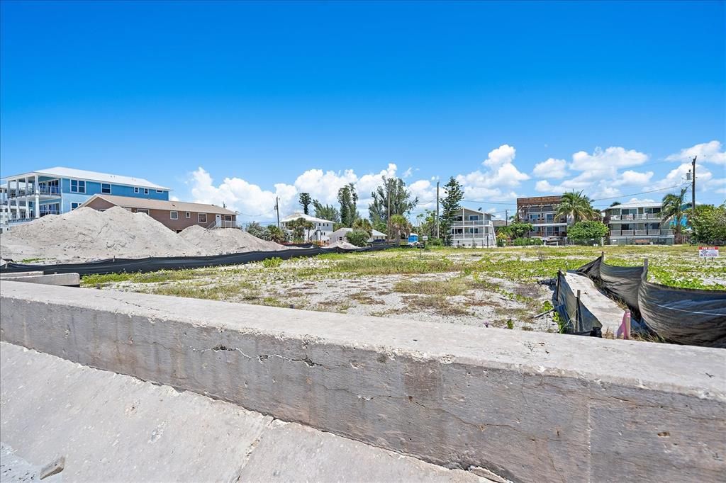 На продажу: $1,249,000 (0.25 acres)