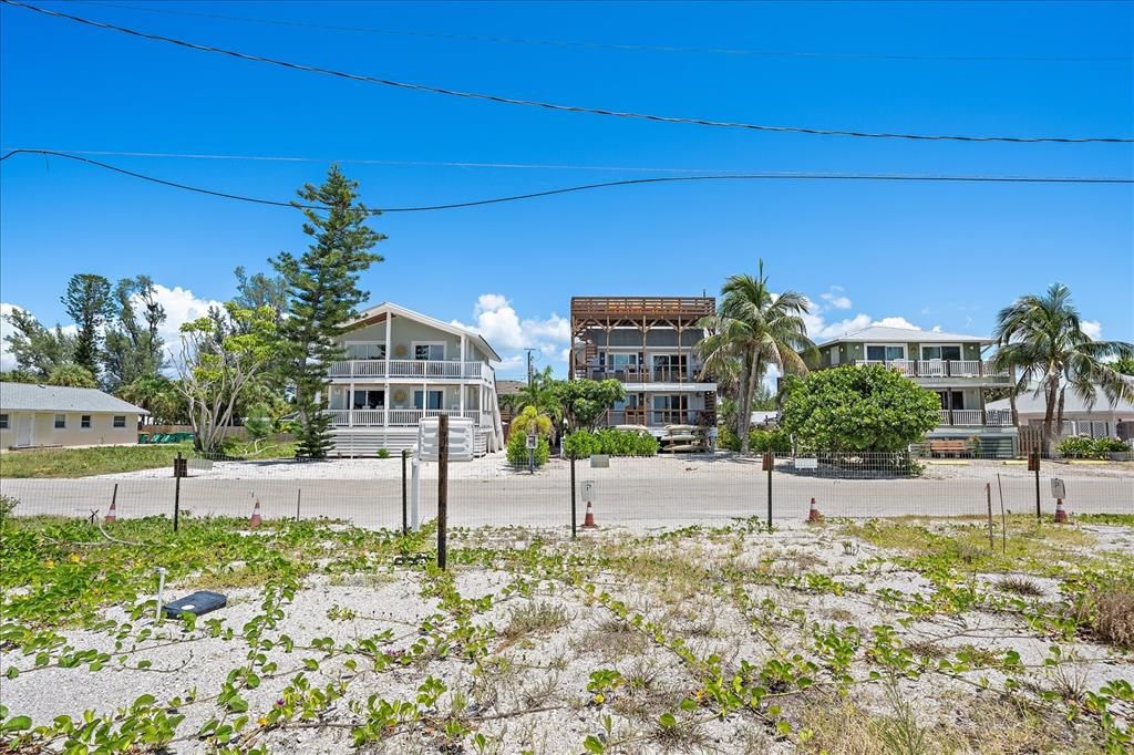 На продажу: $1,249,000 (0.25 acres)