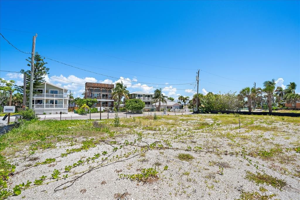 На продажу: $1,249,000 (0.25 acres)