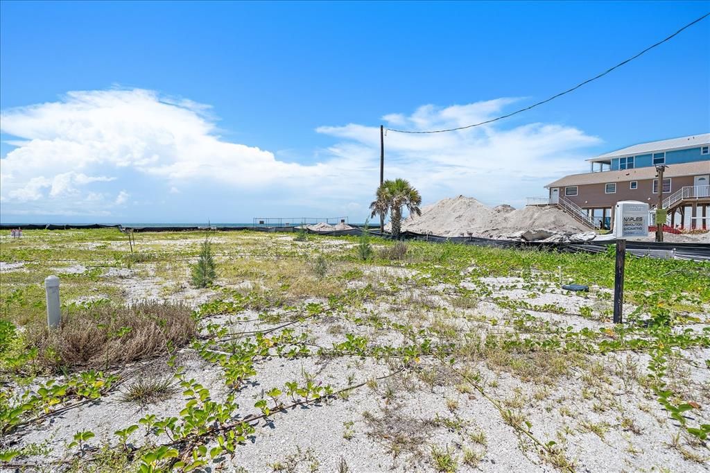 На продажу: $1,249,000 (0.25 acres)