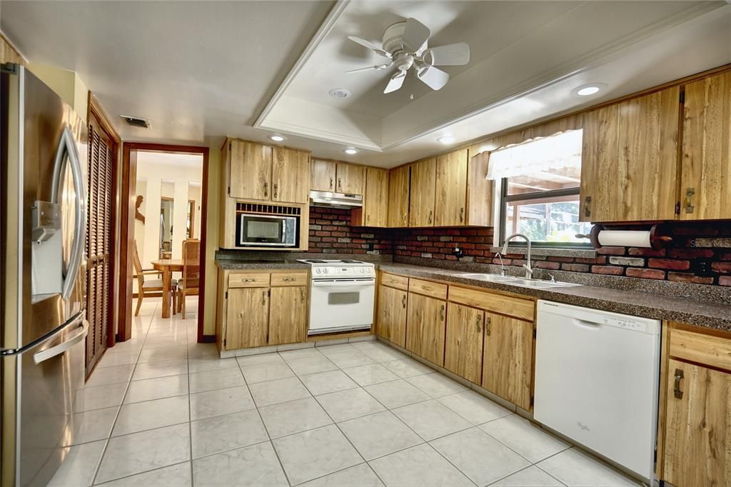 For Sale: $419,000 (3 beds, 2 baths, 1919 Square Feet)