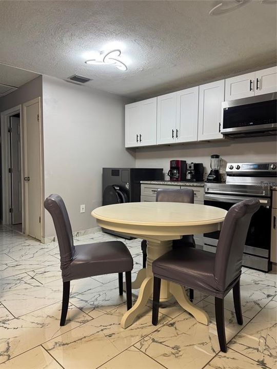 For Rent: $1,600 (2 beds, 1 baths, 825 Square Feet)