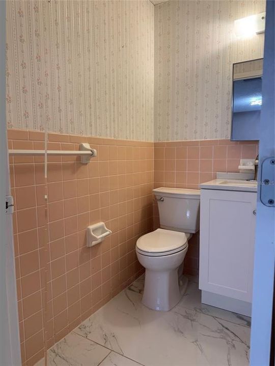 For Rent: $1,600 (2 beds, 1 baths, 825 Square Feet)