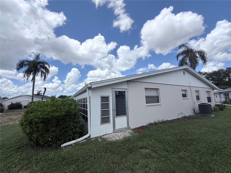 For Sale: $124,900 (2 beds, 2 baths, 960 Square Feet)