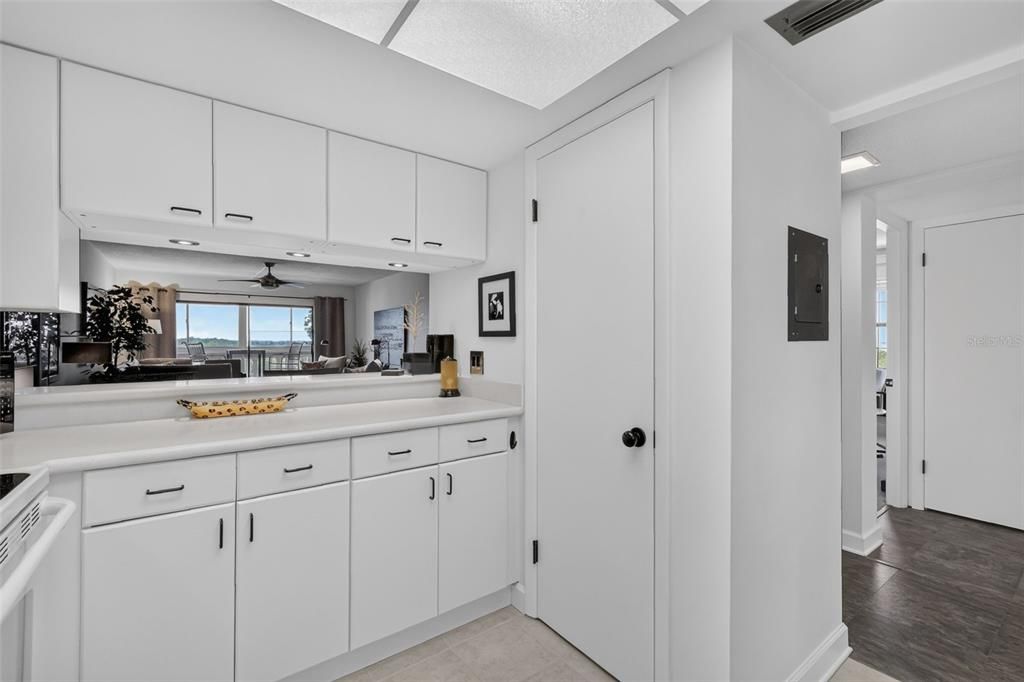 На продажу: $299,900 (3 спален, 2 ванн, 1373 Квадратных фут)