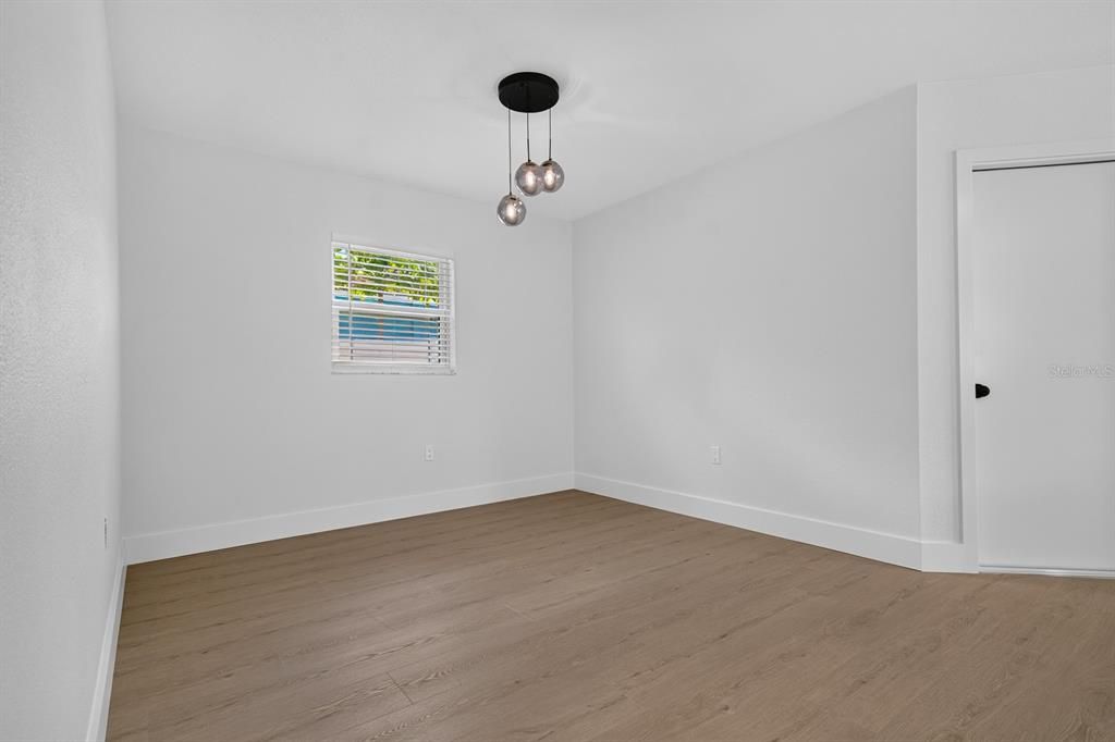 For Sale: $349,900 (2 beds, 1 baths, 979 Square Feet)