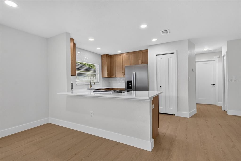 For Sale: $349,900 (2 beds, 1 baths, 979 Square Feet)