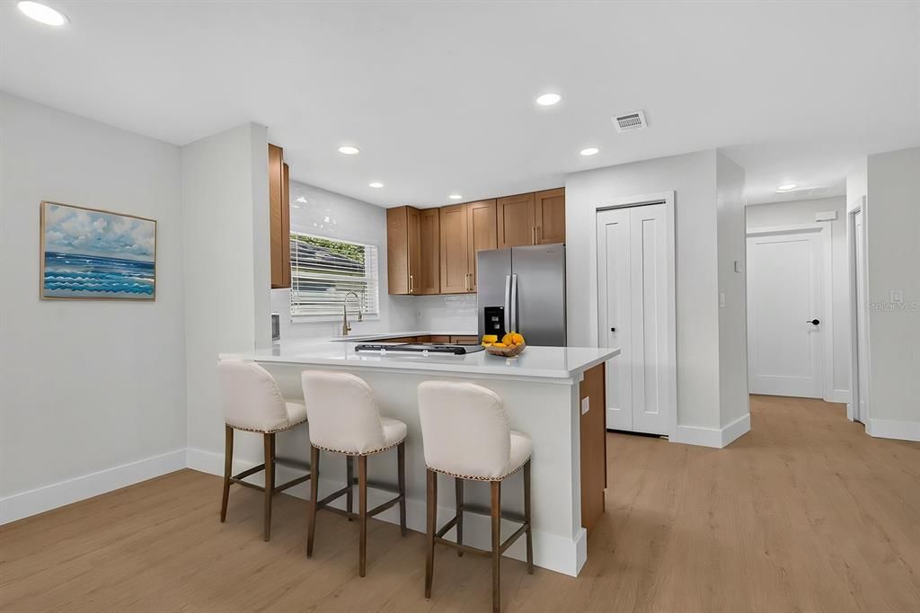For Sale: $349,900 (2 beds, 1 baths, 979 Square Feet)