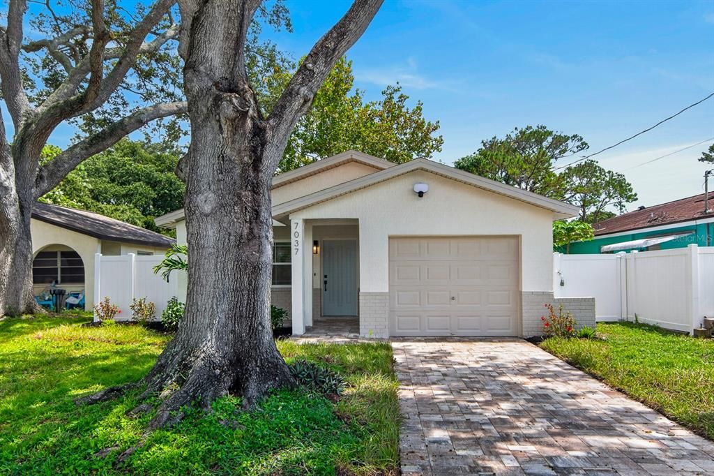 For Sale: $349,900 (2 beds, 1 baths, 979 Square Feet)