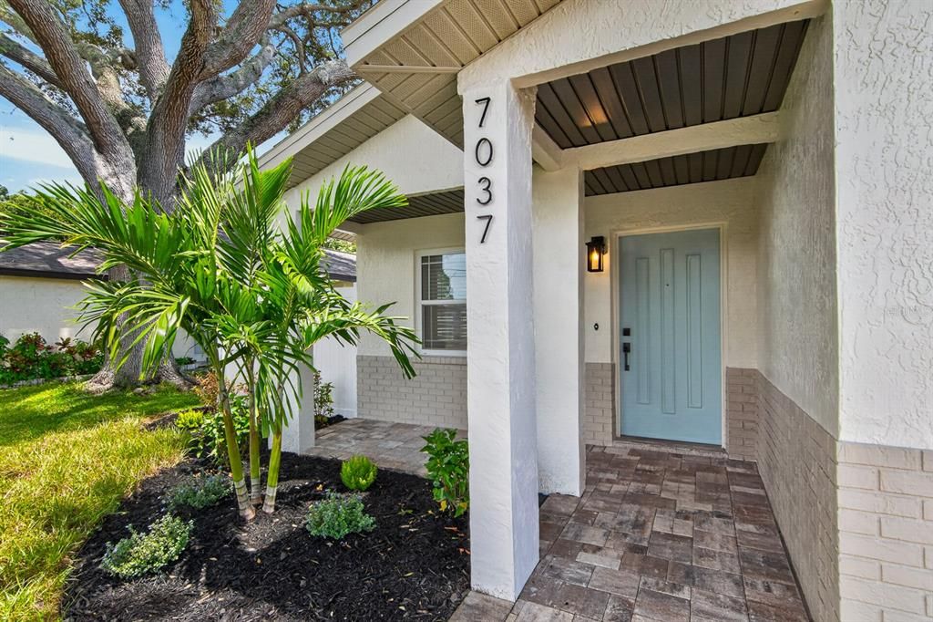 For Sale: $349,900 (2 beds, 1 baths, 979 Square Feet)