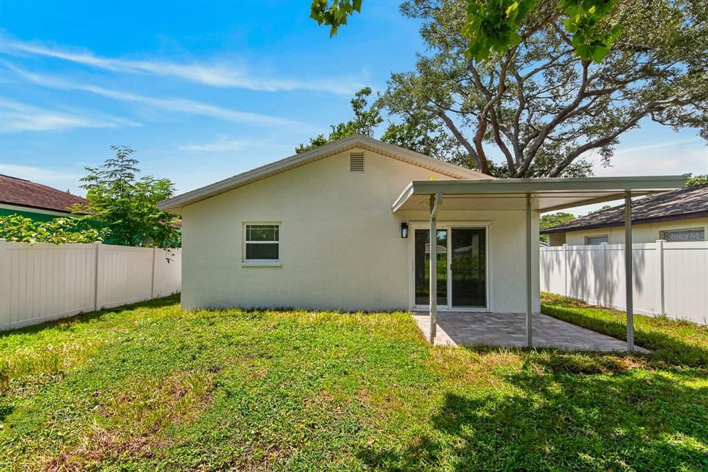 For Sale: $349,900 (2 beds, 1 baths, 979 Square Feet)