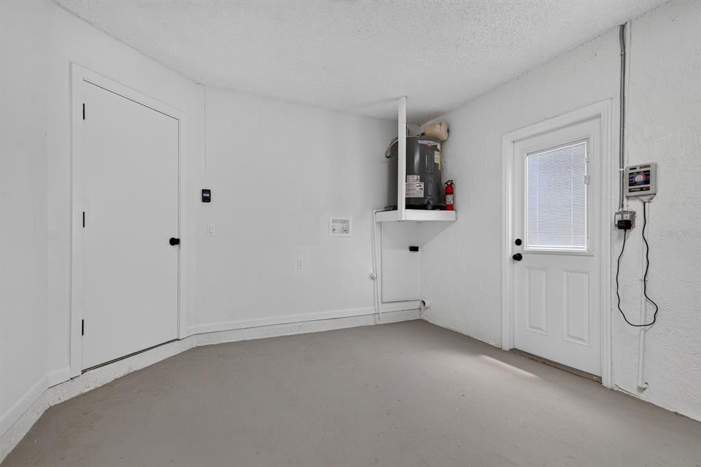 For Sale: $349,900 (2 beds, 1 baths, 979 Square Feet)