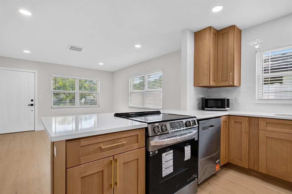 For Sale: $349,900 (2 beds, 1 baths, 979 Square Feet)