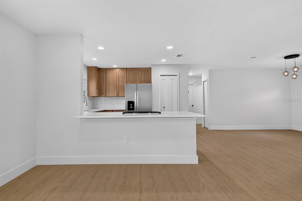 For Sale: $349,900 (2 beds, 1 baths, 979 Square Feet)