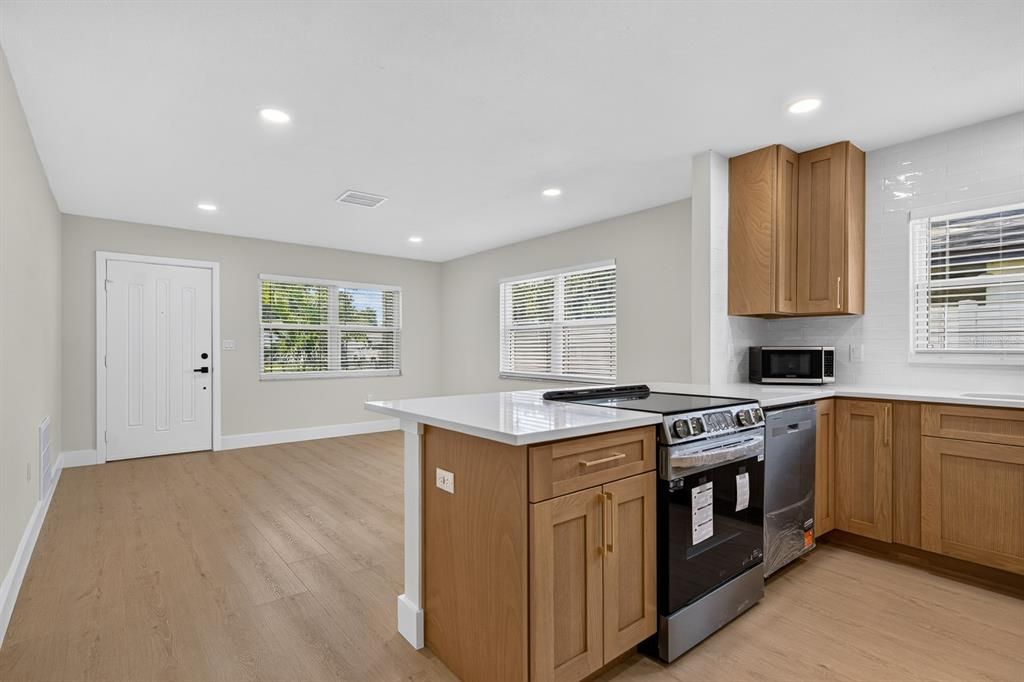 For Sale: $349,900 (2 beds, 1 baths, 979 Square Feet)