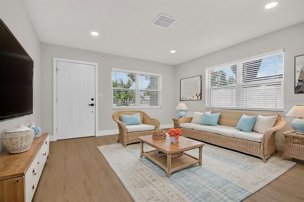 For Sale: $349,900 (2 beds, 1 baths, 979 Square Feet)