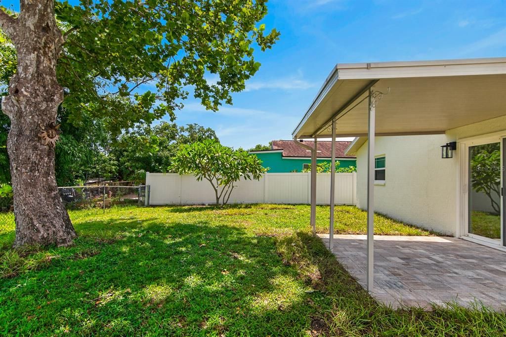 For Sale: $349,900 (2 beds, 1 baths, 979 Square Feet)