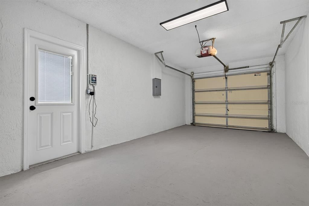 For Sale: $349,900 (2 beds, 1 baths, 979 Square Feet)