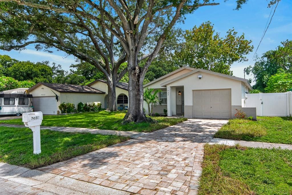 For Sale: $349,900 (2 beds, 1 baths, 979 Square Feet)