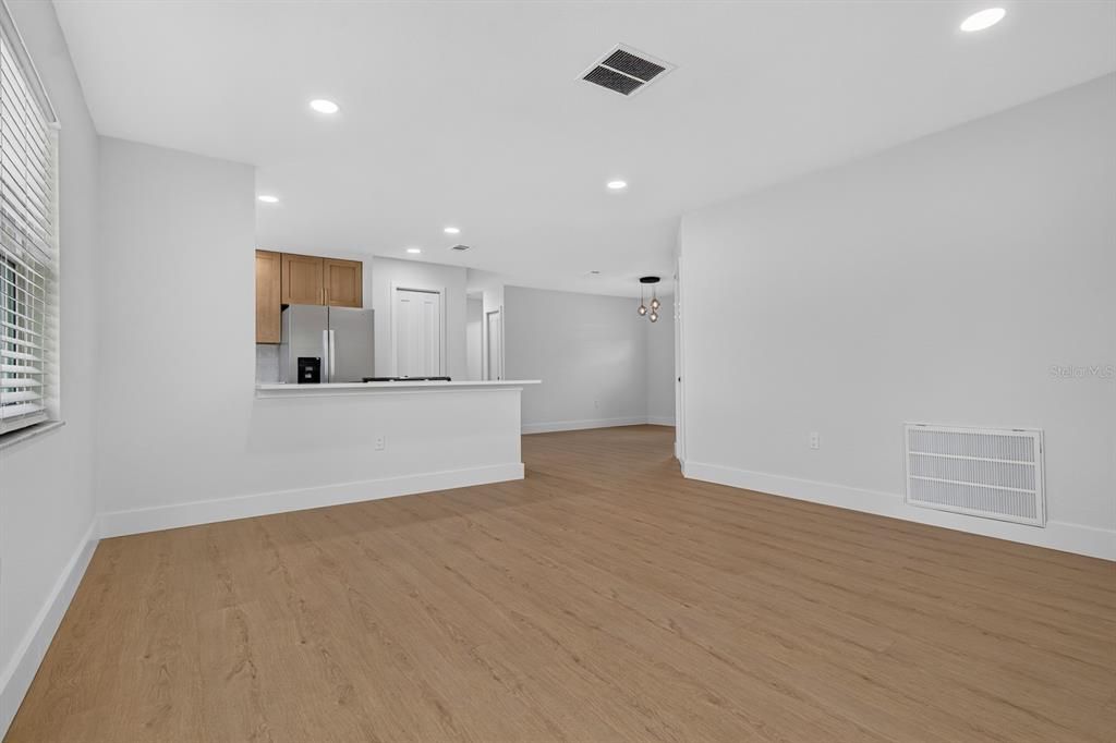 For Sale: $349,900 (2 beds, 1 baths, 979 Square Feet)
