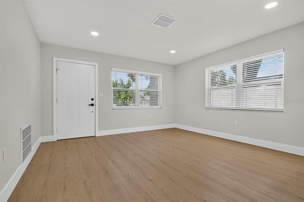 For Sale: $349,900 (2 beds, 1 baths, 979 Square Feet)