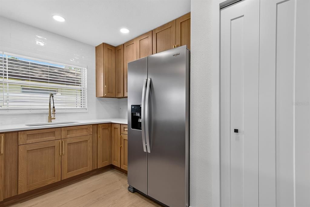 For Sale: $349,900 (2 beds, 1 baths, 979 Square Feet)