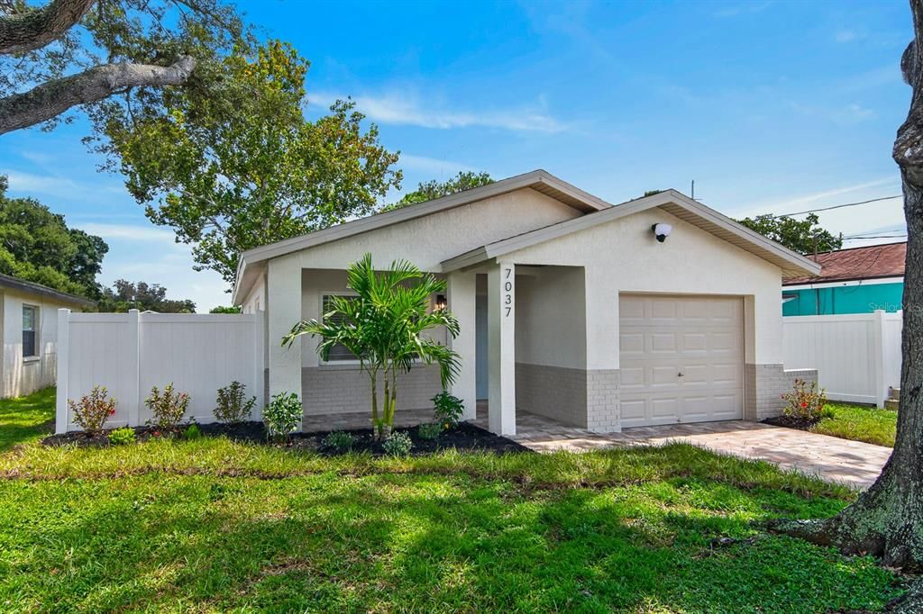 For Sale: $349,900 (2 beds, 1 baths, 979 Square Feet)
