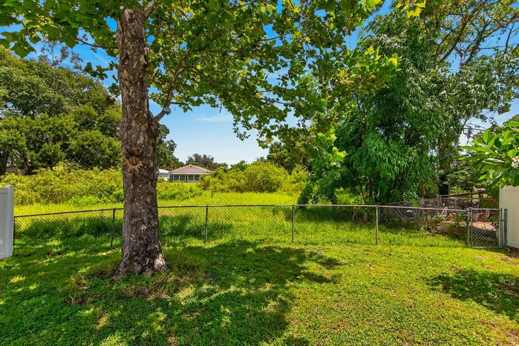 For Sale: $349,900 (2 beds, 1 baths, 979 Square Feet)