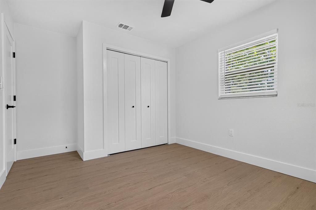 For Sale: $349,900 (2 beds, 1 baths, 979 Square Feet)