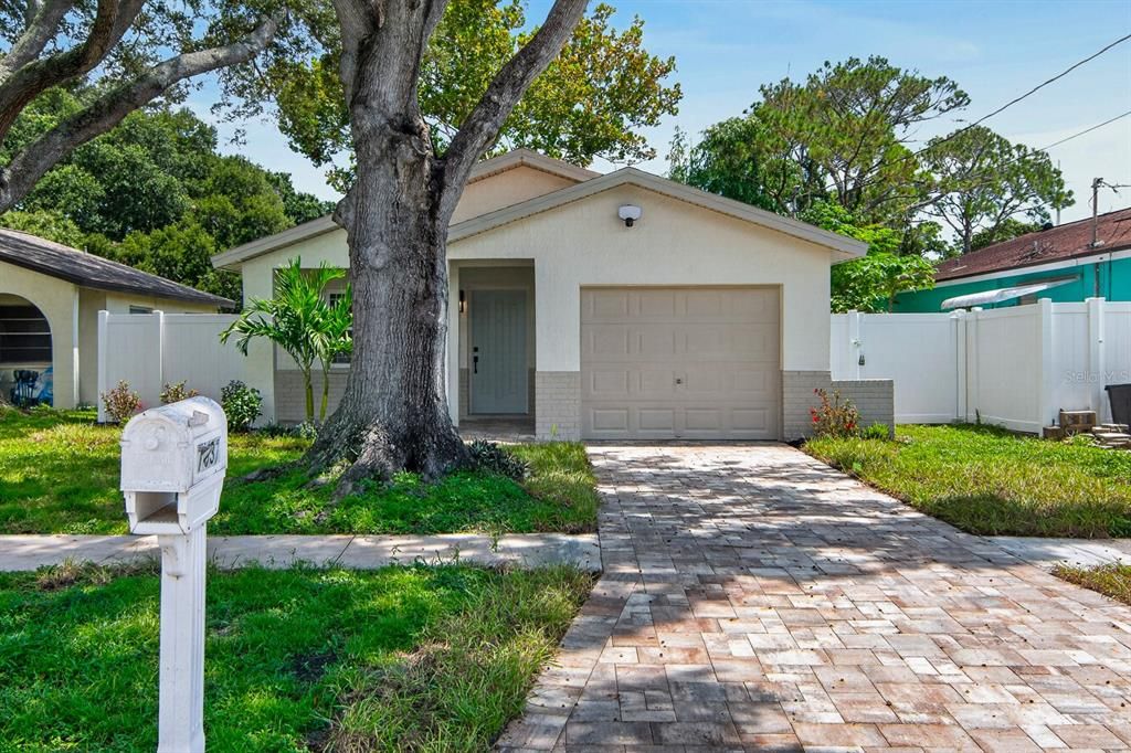 For Sale: $349,900 (2 beds, 1 baths, 979 Square Feet)