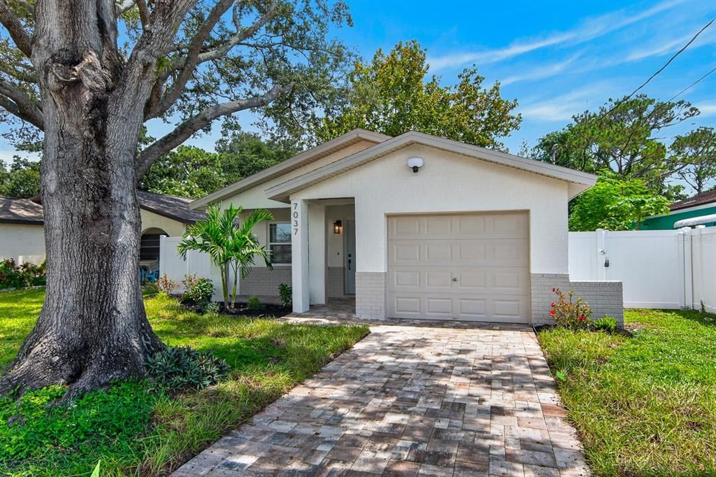 For Sale: $349,900 (2 beds, 1 baths, 979 Square Feet)
