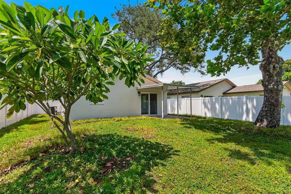 For Sale: $349,900 (2 beds, 1 baths, 979 Square Feet)