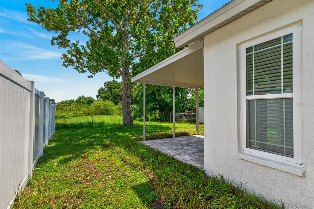 For Sale: $349,900 (2 beds, 1 baths, 979 Square Feet)