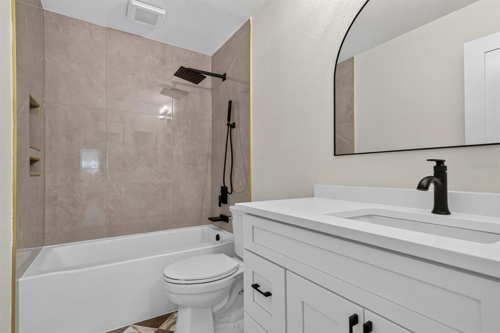 For Sale: $349,900 (2 beds, 1 baths, 979 Square Feet)