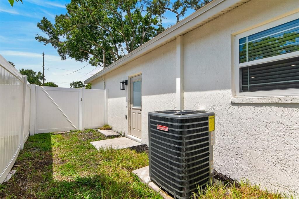 For Sale: $349,900 (2 beds, 1 baths, 979 Square Feet)
