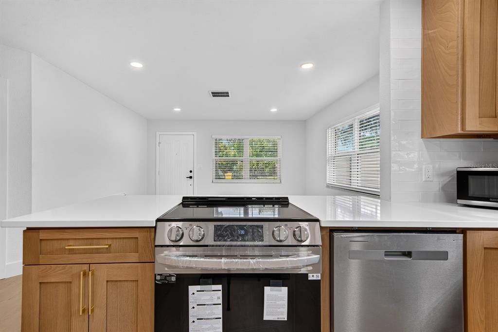 For Sale: $349,900 (2 beds, 1 baths, 979 Square Feet)