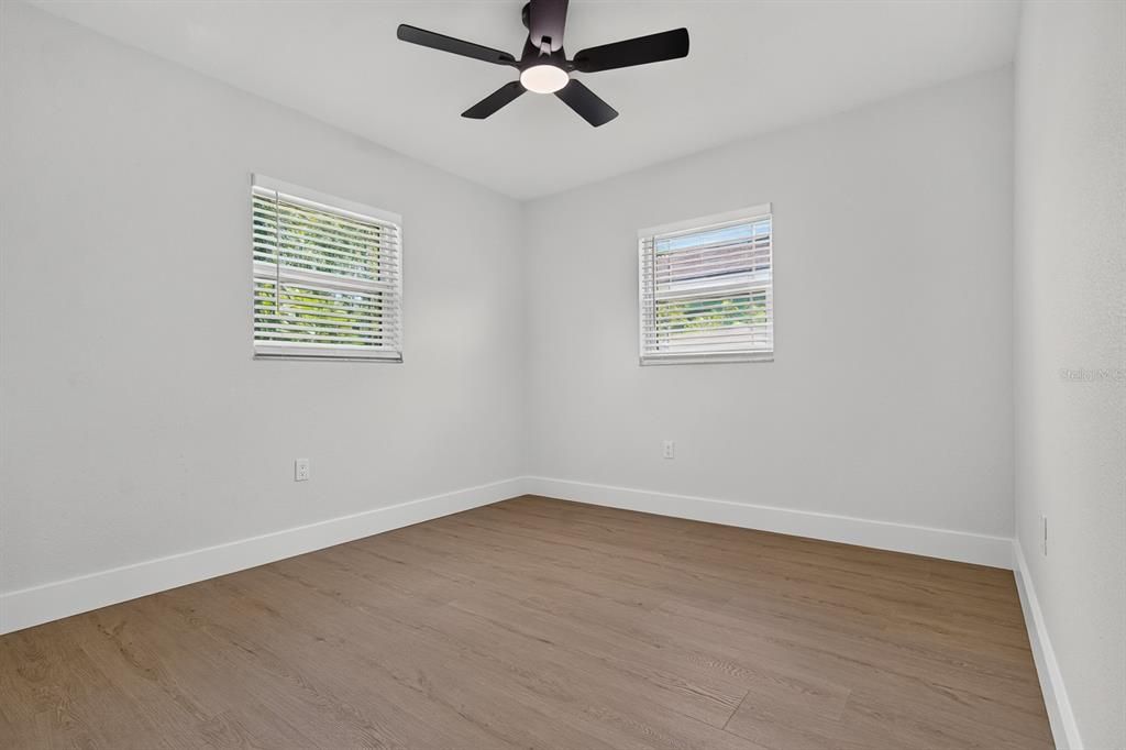 For Sale: $349,900 (2 beds, 1 baths, 979 Square Feet)