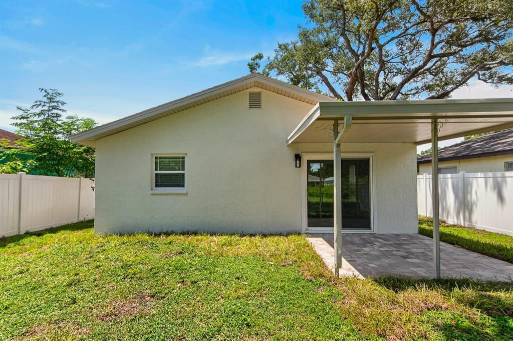 For Sale: $349,900 (2 beds, 1 baths, 979 Square Feet)