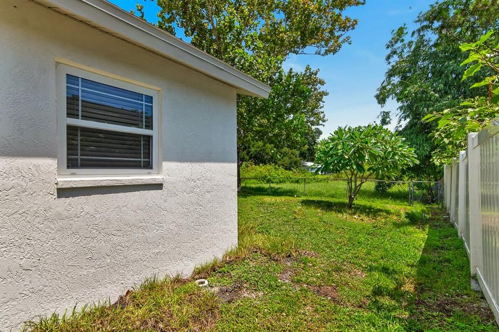 For Sale: $349,900 (2 beds, 1 baths, 979 Square Feet)