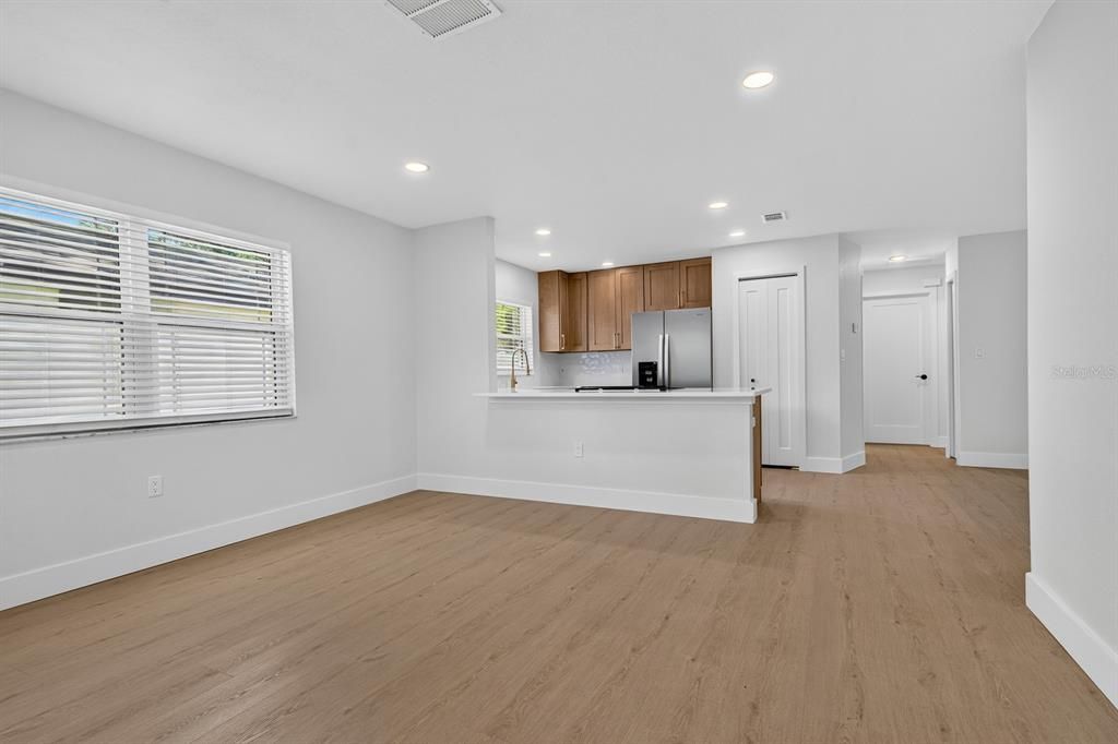 For Sale: $349,900 (2 beds, 1 baths, 979 Square Feet)