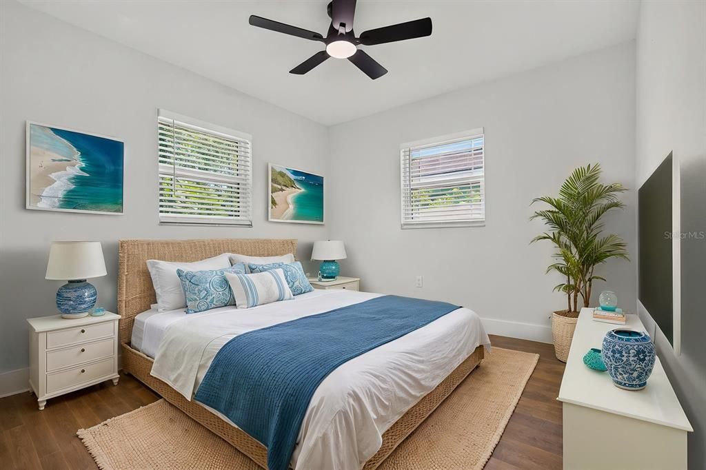 For Sale: $349,900 (2 beds, 1 baths, 979 Square Feet)
